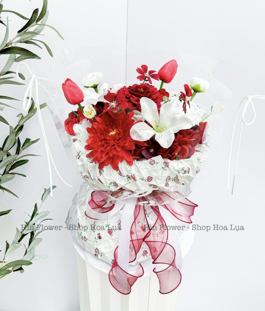 Bó hoa lụa màu đỏ trắng