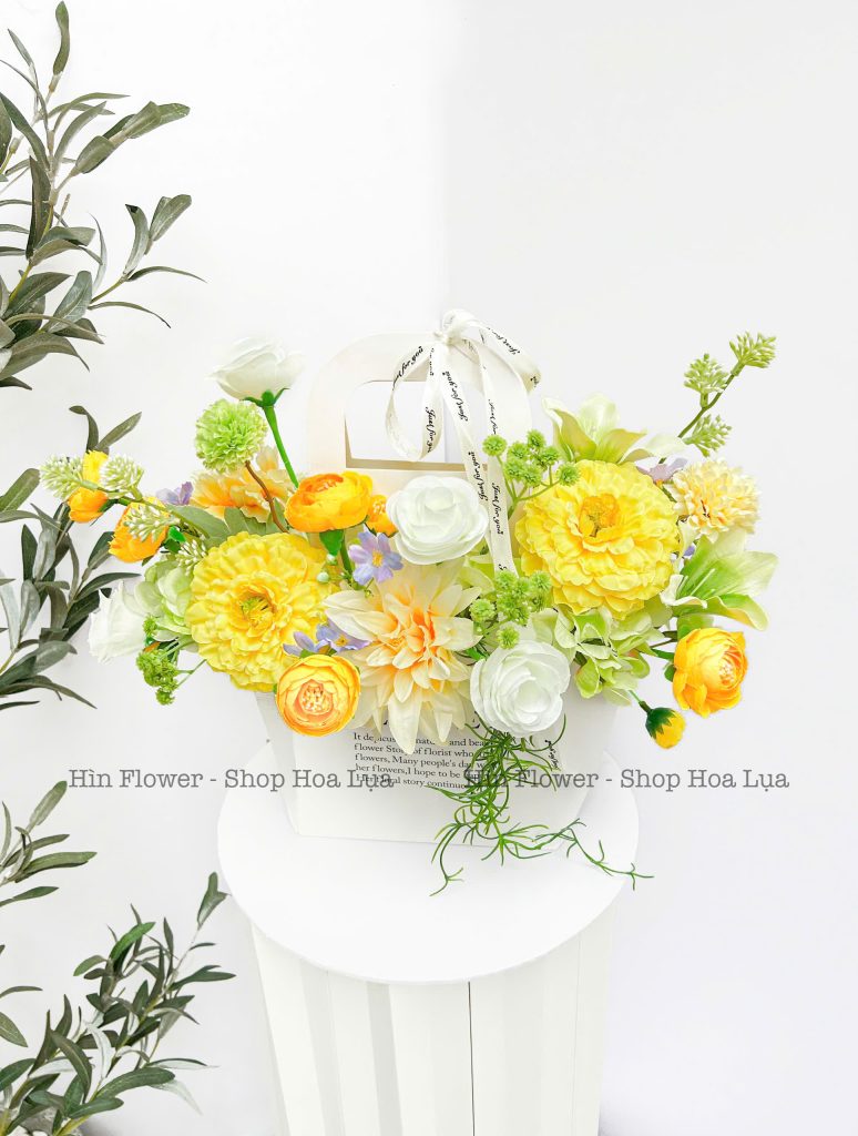 Giỏ Hoa Lụa Vàng Xanh Dương