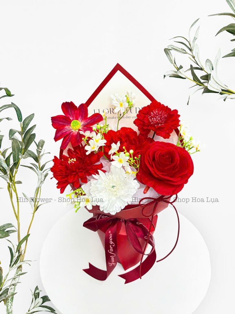 Bó hoa lụa đỏ nhỏ xinh