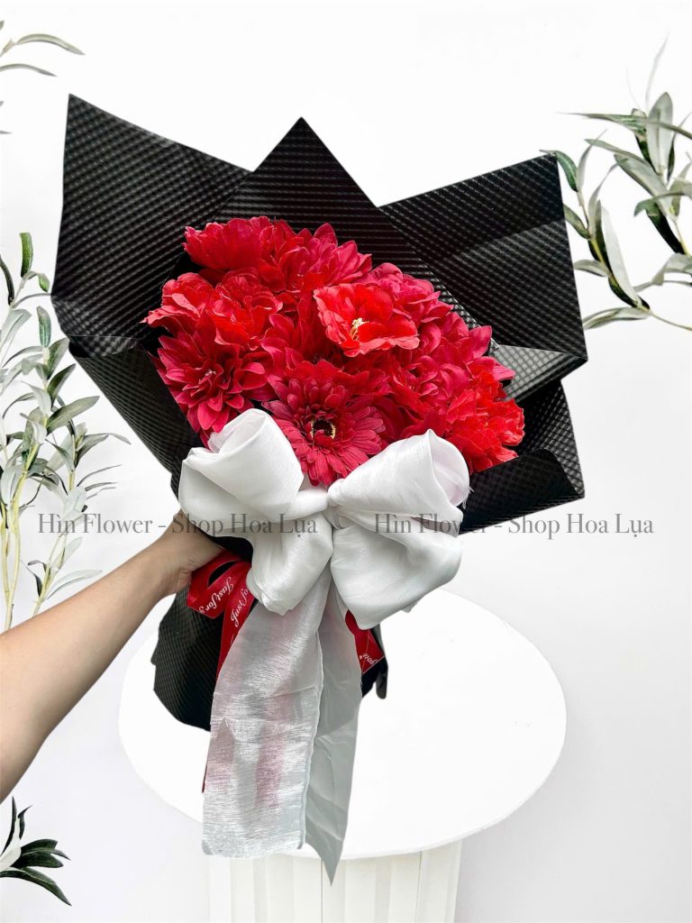 Bó Hoa Lụa Đỏ Giấy Đen