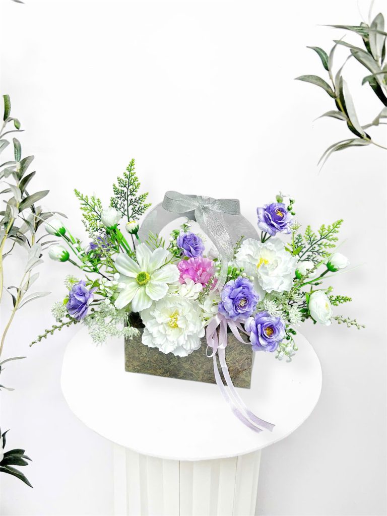 Giỏ mica hoa lụa tím trắng