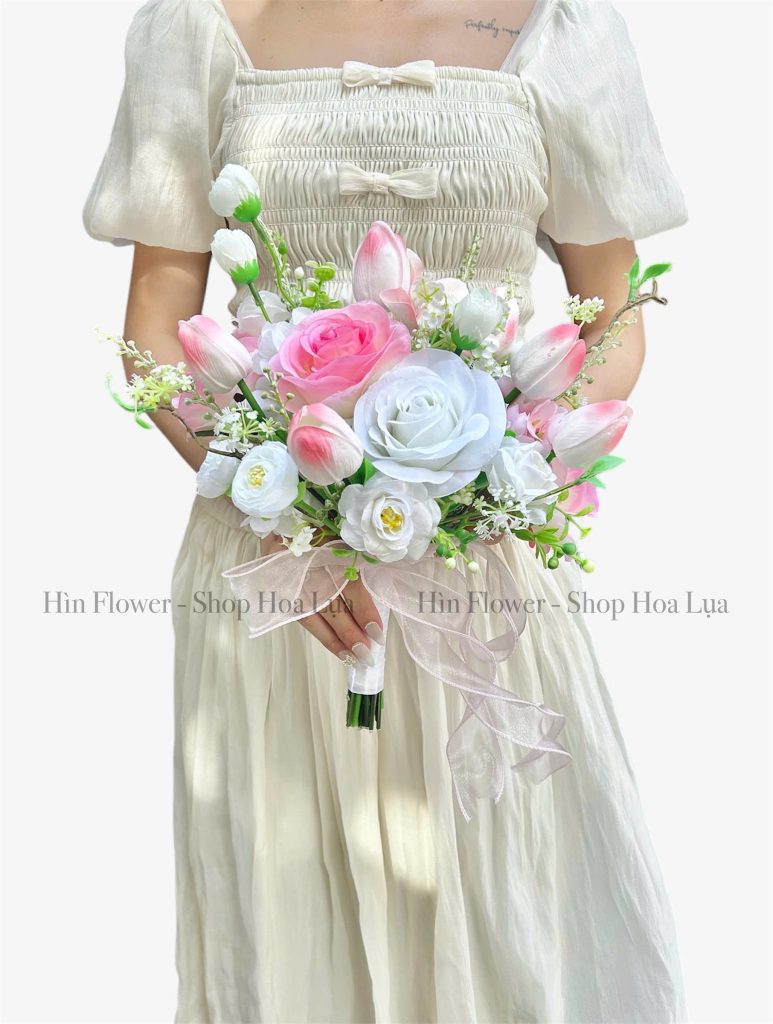 Hoa lụa cầm tay cô dâu