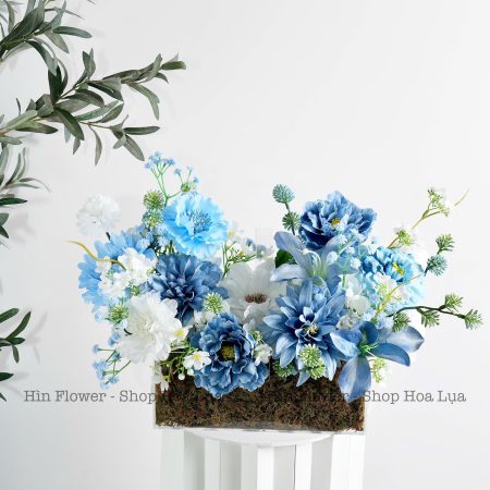 Giỏ trong suốt hoa lụa xanh