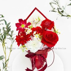 Bó hoa lụa đỏ nhỏ xinh