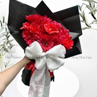 Bó Hoa Lụa Đỏ Giấy Đen