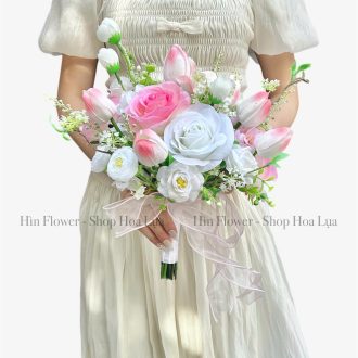 Hoa lụa cầm tay cô dâu