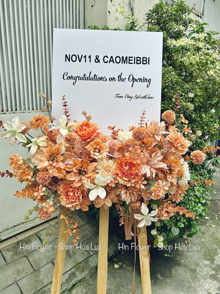 Kệ Bảng Hoa Lụa Cam Nâu